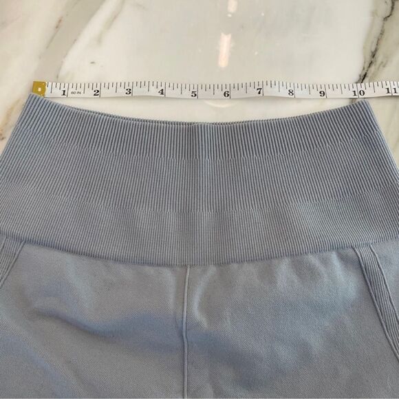 Lululemon Women's Light Gray Awakening High Rise 17" Cropped Leggings Size 2 - Picture 8 of 10